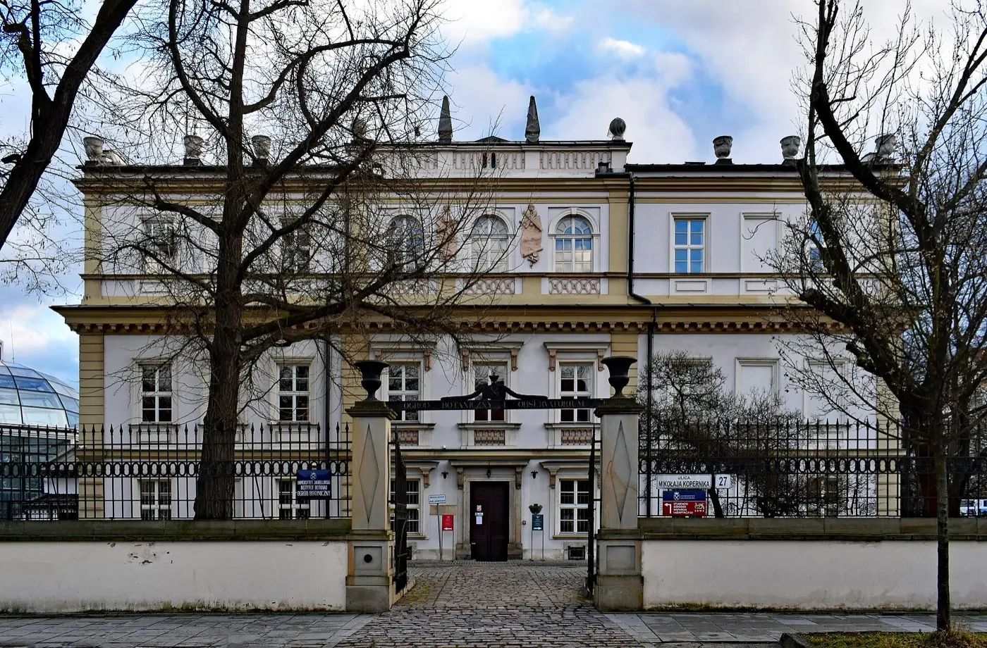 Collegium Śniadeckiego przy ul. Kopernika zimą, z bramą główną ogrodu